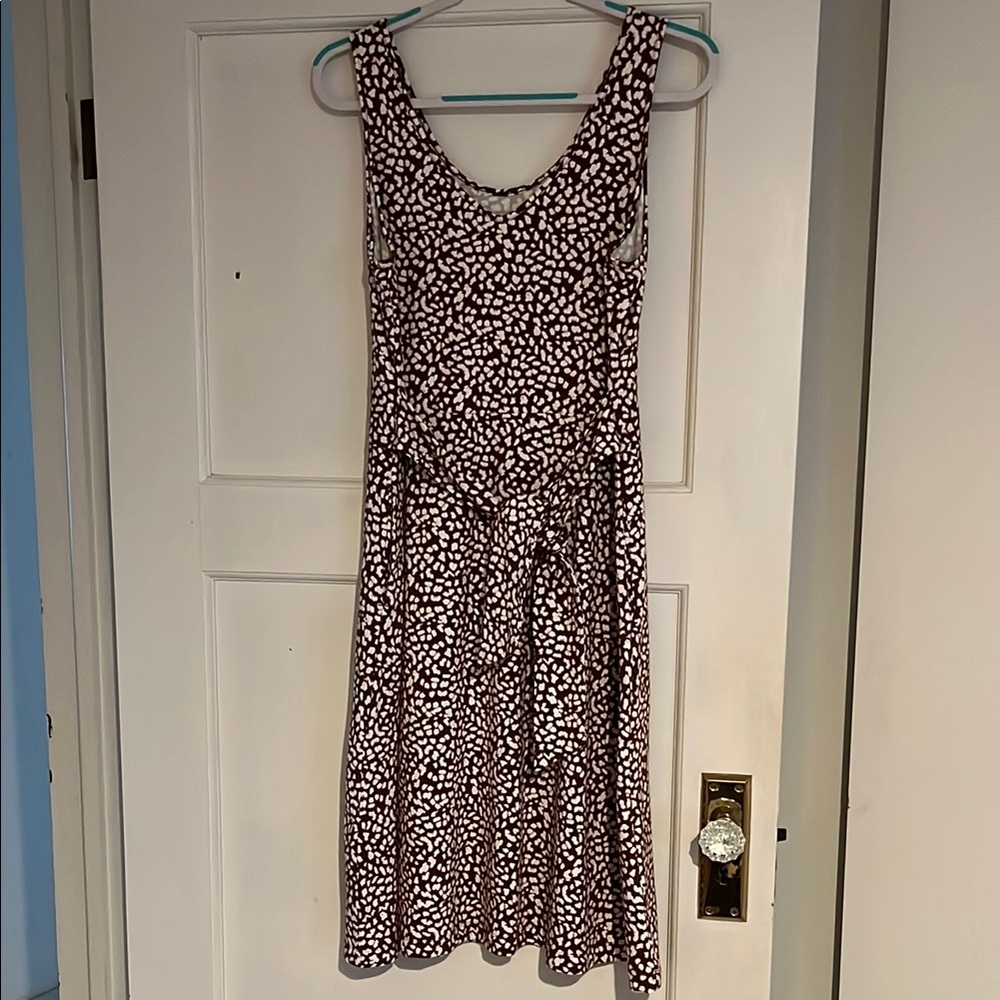 Sleevelessss,brown and white A-line dress with half belt.